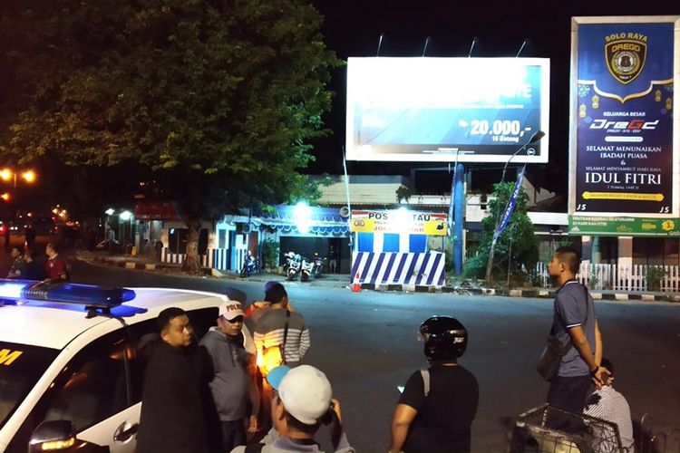 Sejumlah petugas bersiaga di sekitar lokasi dugaan bom bunuh diri di Pos Polisi Kartasura Polres Sukoharjo, tepatnya di Tugu Kartasura, Selasa (4/6/2019) dini hari. Terduga pelaku pembawa bom yang terjadi pada Senin (3/6/2019) malam tersebut kritis dan masih mendapat perawatan medis.