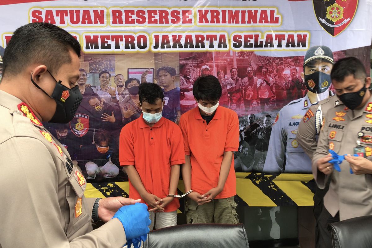 Polisi menangkap dua jambret yang merampas handphone bocah berumur 11 tahun di Jalan Bayem, Pulo, Kebayoran Baru, Jakarta Selatan.