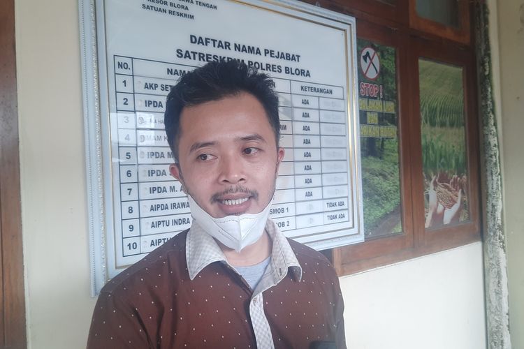Ubaydillah Rouf alias Obet seorang tersangka kasus dugaan korupsi penyaluran KPR Bank Jateng melaporkan sejumlah pihak ke Mapolres Blora, Selasa (11/1/2022)