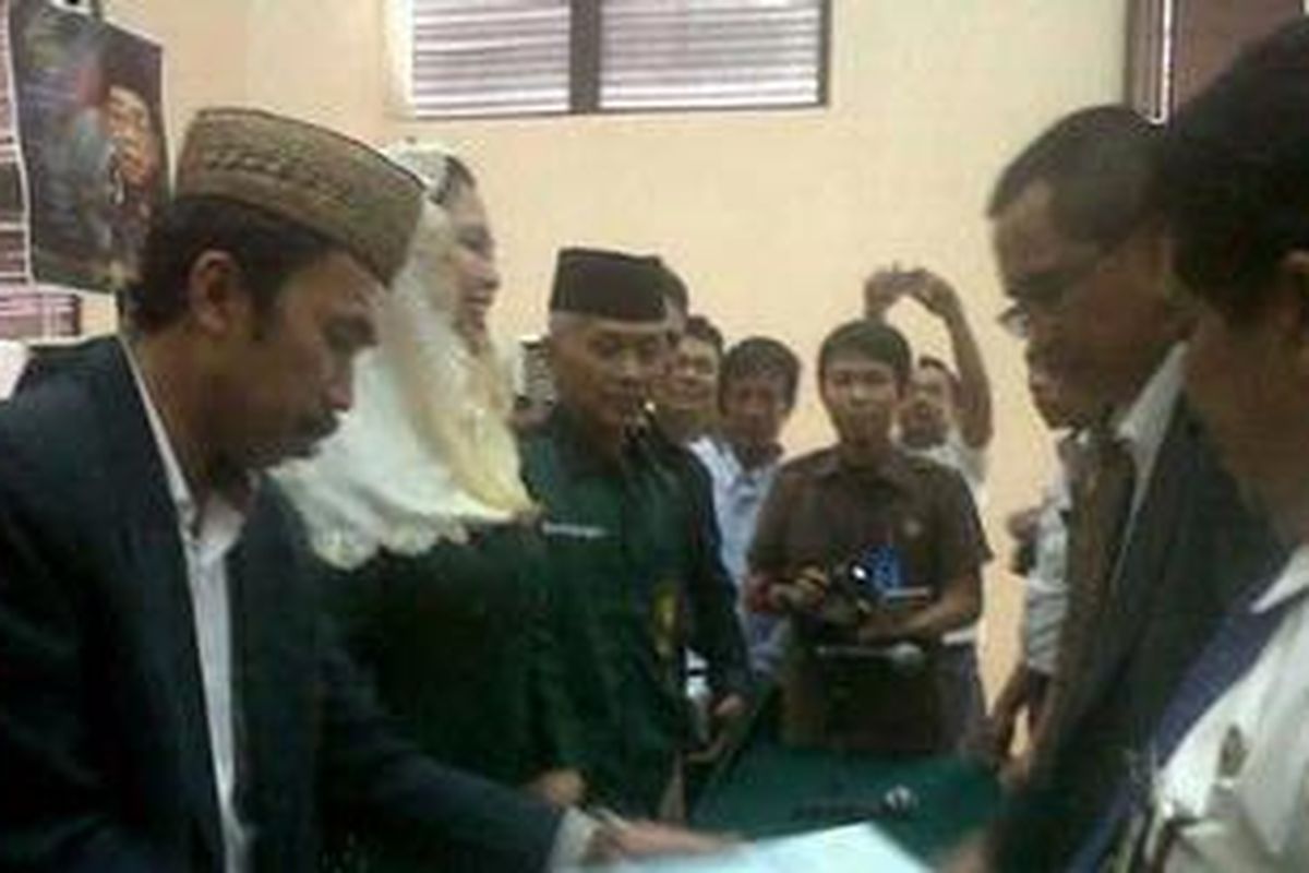 Ilustras: Ketua Umum Partai Kemakmuran Bangsa Nusantara (PKBN) Yenny Wahid saat mendaftarkan parpolnya, di Gedung Kementrian Hukum dan HAM, Jakarta, Senin (22/8/2011) lalu.