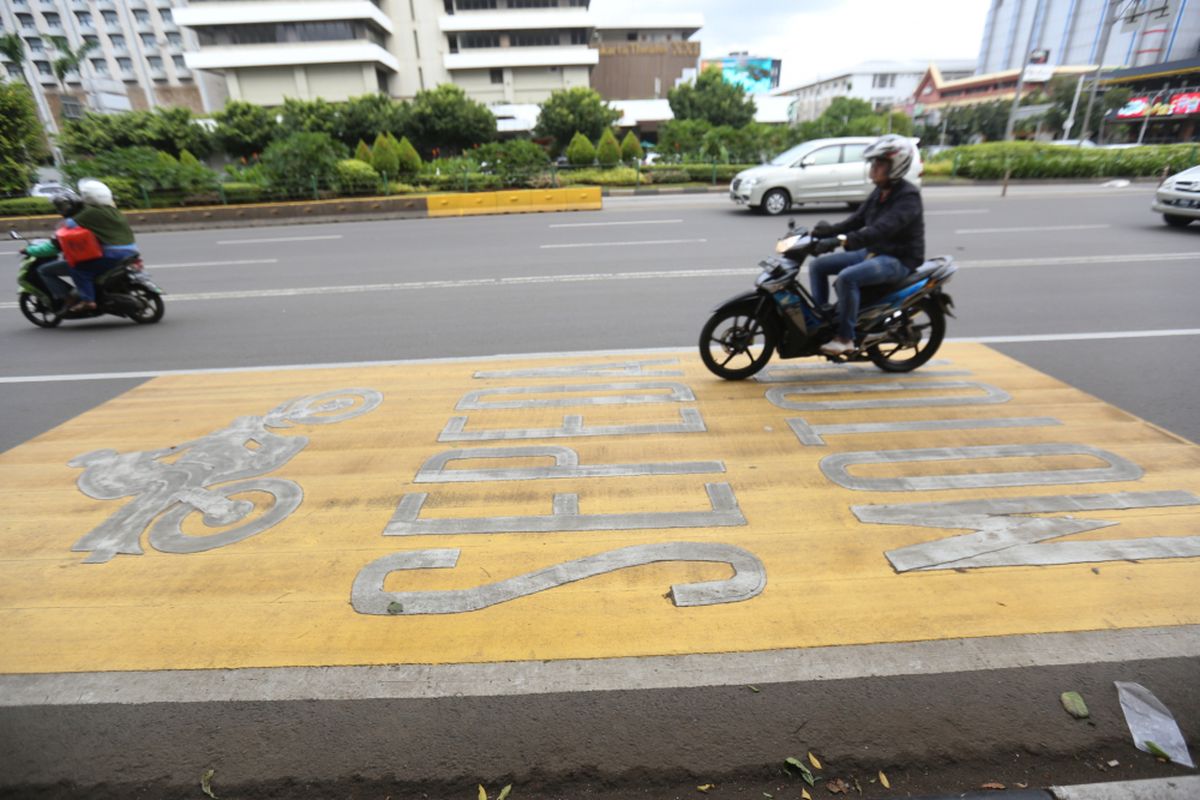 Pengendara sepeda motor melintas di Jalan MH Thamrin, Jakarta, Minggu (28/1/2018). Gubernur DKI Jakarta Anies Baswedan memastikan akan menaati putusan Mahkamah Agung (MA) yang membatalkan Peraturan Gubernur (Pergub) DKI Jakarta tentang larangan sepeda motor melintas di sepanjang Jalan MH Thamrin hingga Jalan Medan Merdeka Barat di Jakarta. 