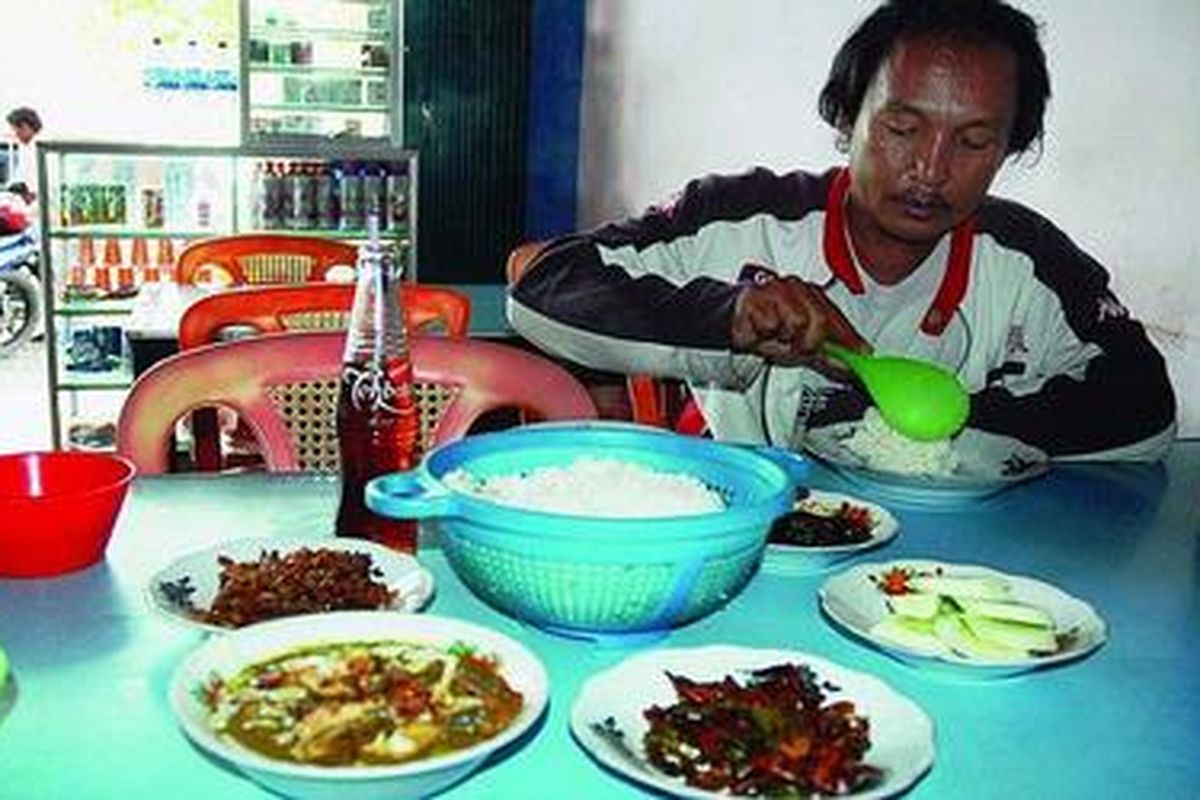 Pengunjung rumah makan tongseng menyantap menu tongseng ayam dan udang sungai goreng akhir pekan lalu di Simpang Mangkurat, Lahat, Sumsel. Rumah makan ini ramai dikunjungi pembeli karena keunikan menunya.