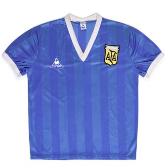 Jersey yang digunakan Diego Maradona ketika mencetak Gol Tangan Tuhan di pertandingan perempat final Piala Dunia 1986 yang mempertemukan Inggris dan Argentina.