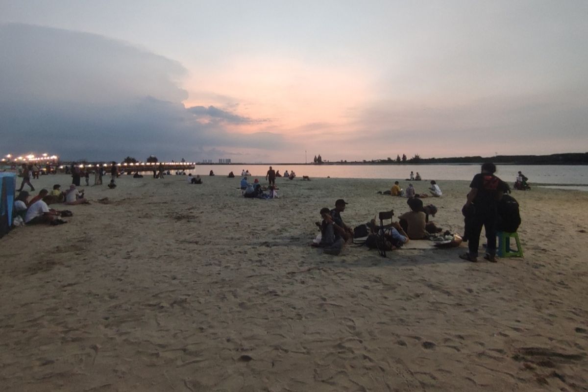 Suasana masyarakat yang sebelumnya menyaksikan balapan Formula E kini bersantai di Pantai Ancol, Sabtu (4/6/2022) sore.