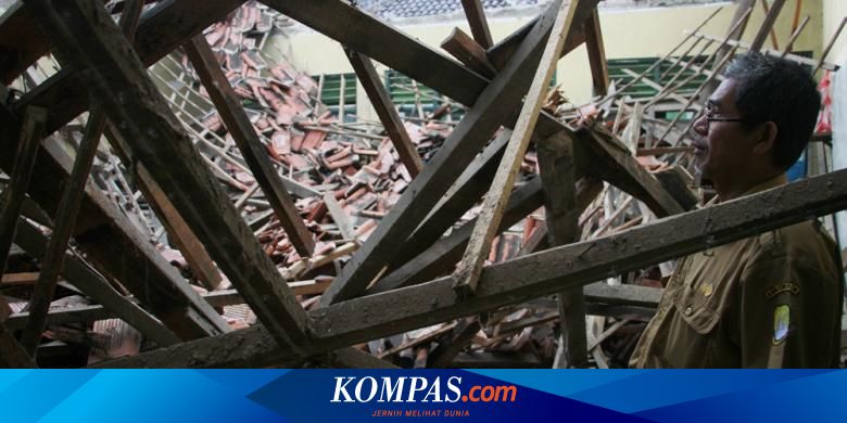 Sekolah Ambruk di Cirebon Siswa 2 Kelas  Belajar dalam 