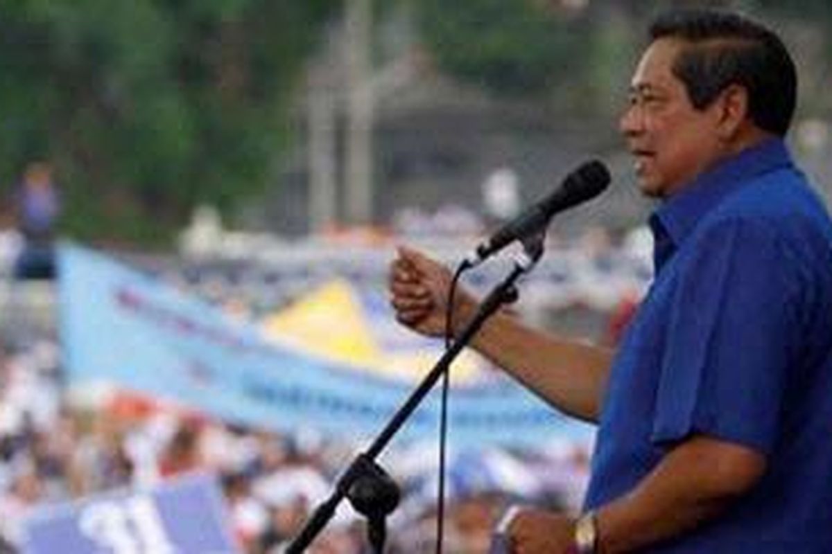 Ketua Dewan Pembina Partai Demokrat Susilo Bambang Yudhoyono memberikan orasi politik saat kampanye terbuka di Alun-alun Utara Keraton Yogyakarta, Sabtu (4/4/2009). Dalam orasinya ia meminta semua pihak mendukung program pro rakyat.