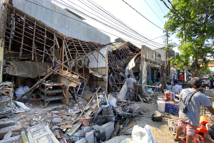 Bangunan ambruk di Surababaya akibat pemasangan saluran air