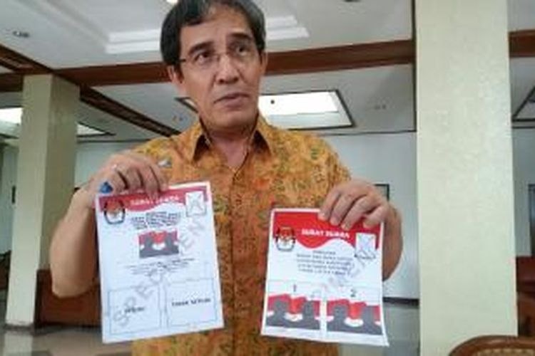 Komisioner Komisi Pemilihan Umum Hadar Nafis Gumay saat menunjukkan contoh surat suara dengan calon tunggal (tangan kanan) dan surat suara biasa di Kantor KPU Pusat, Jakarta, Selasa (3/11/2015)