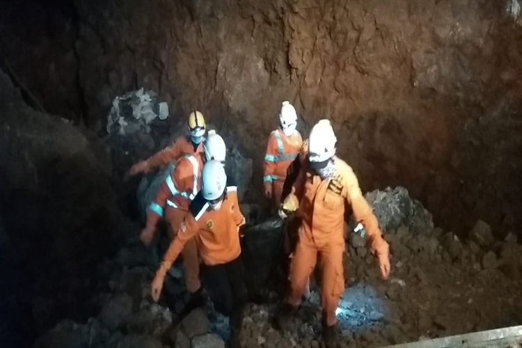 Tim SAR gabungan saat mengevakuasi korban penambang yang tewas akibat tertimbun longsoran tambang emas di Desa Bakan, Kecamatan Lolayan, Kabupaten Bolaang Mongondow (Bolmong), Sulawesi Utara, Selasa (5/3/2019).