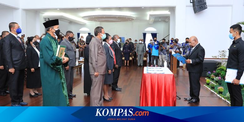 Ganti Beberapa Pejabat Pemprov, Gubernur Papua Sempat Menangis Saat Sambutan - Vimarsana News