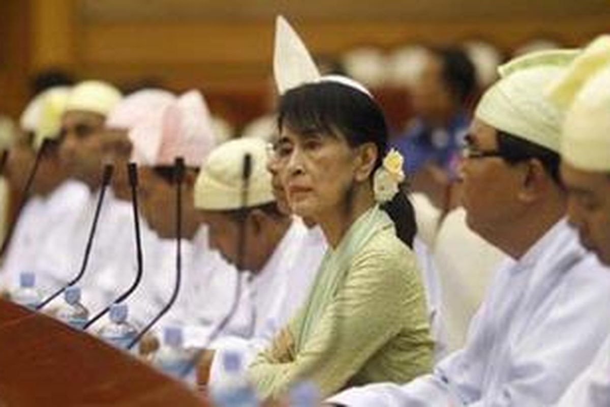 Pemimpin prodemokrasi Myanmar Aung San Suu Kyi untuk kali pertama menduduki kursinya di majelis rendah parlemen di ibukota pemerintahan di Naypyitaw, Senin (/7/2012).
