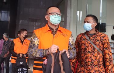 Terpidana mantan Menteri Kelautan dan Perikanan, Edhy Prabowo (tengah)  berjalan keluar usai menjalani sidang vonis di Gedung Merah Putih KPK, Jakarta, Kamis (15/7/2021) . Majelis Hakim memvonis Edhy Prabowo dengan hukuman lima tahun penjara serta denda Rp400 juta subsider enam bulan kurungan. ANTARA FOTO/ Reno Esnir/foc.