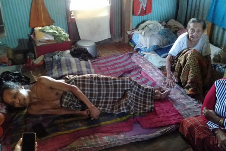Sudah 25 tahun Tepu (40) terbaring kaku seperti kayu di atas kasur tepatnya di Lingkungan Kampung Nipa, Kelurahan Bentengnge, Kecamatan Ujung Bulu,  , Kabupaten Bulukumba, Sulawesi Selatan. 