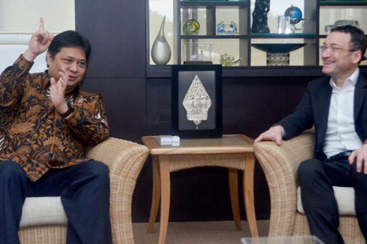 Menteri Perindustrian Airlangga Hartarto bertemu dengan Director Apple for South Asia, Miche Coulomb di Jakarta, Kamis (30/3/2017)