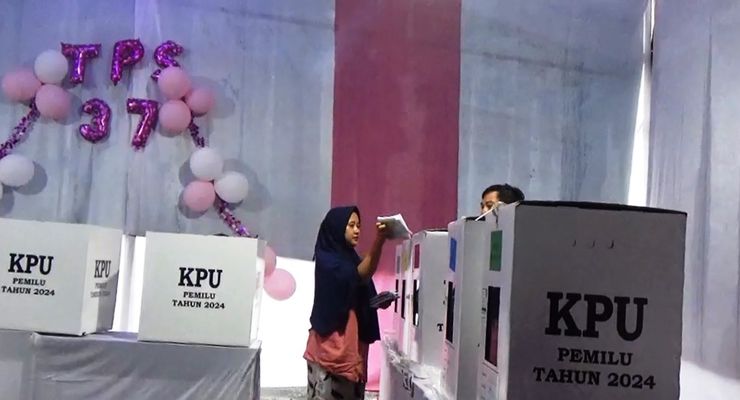 Pemilu saat Valentine, Pemilih Dapat Setangkai Bunga dan Cokelat