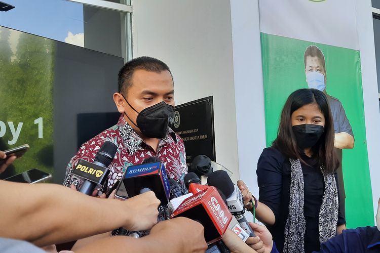 Kuasa hukum Rizieq Shihab, Aziz Yanuar, memberikan komentarnya terkait vonis yang dijatuhkan majelis hakim terhadap Rizieq dalam terkait kasus kerumunan Megamendung, Kabupaten Bogor, pada 13 November 2020 lalu.
