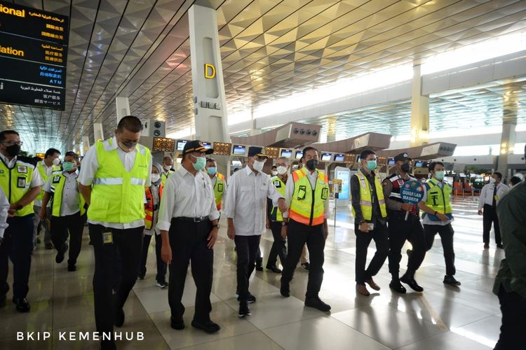 Menteri Perhubungan Budi Karya Sumadi dan Menteri Koordinator Bidang Pembangunan Manusia dan Kebudayaan Muhadjir Effendi saat melakukan inspeksi di Bandara Soekarno Hatta pada Kamis (7/4/2022).