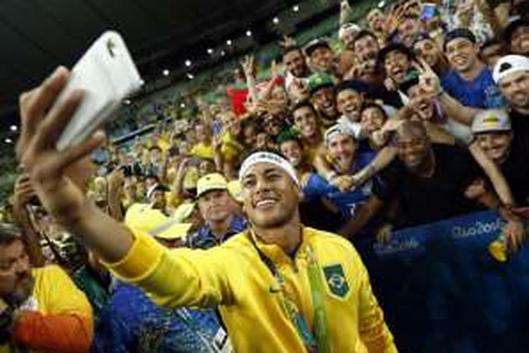 Penyerang tim nasional Brasil, Neymar, berfoto dengan para suporter di Stadion Maracana, pada 20 Agustus 2016.