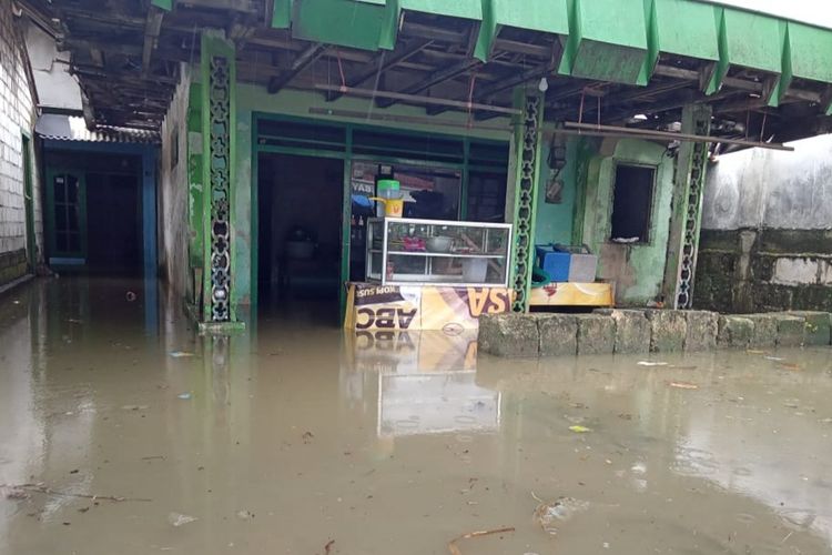 Kondisi rumah warga di sepanjang pesisir pantai yang terendam banjir rob di Kabupaten Tuban, Jawa Timur.
