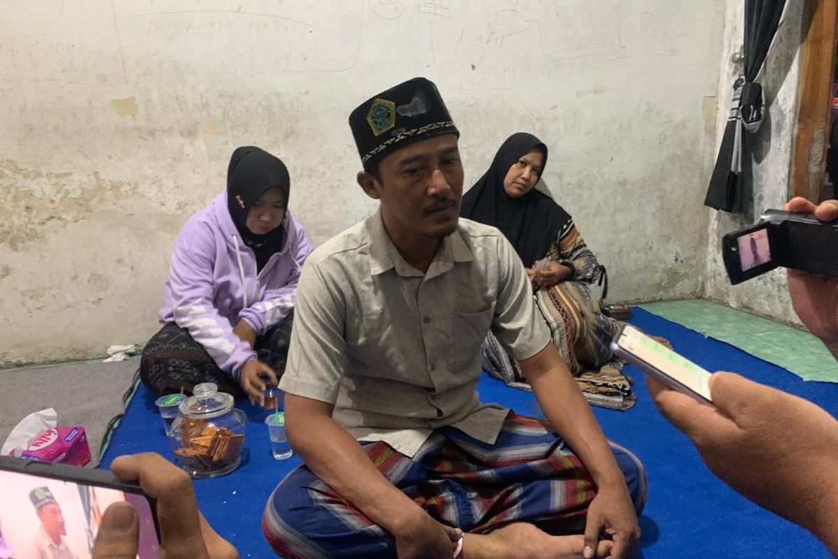 Suasana di rumah duka korban mutilasi, di Desa Jatirejo, Kecamatan Diwek, Kabupaten Jombang, Jawa Timur, Rabu (19/2/2025) malam.