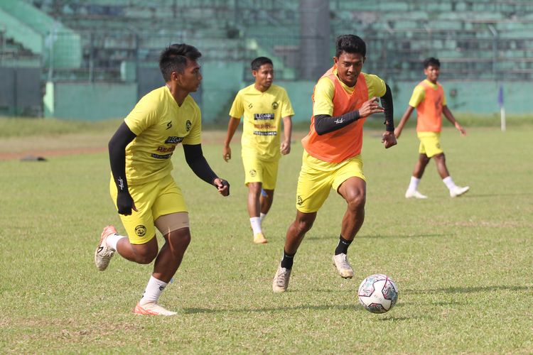 Jelang pertandingan babak 8 Piala Presiden 2022, pemain Arema FC Dedik Setiawan latihan bersama tim di Stadion Gajayana Malang, Jumat (1/7/2022) pagi.