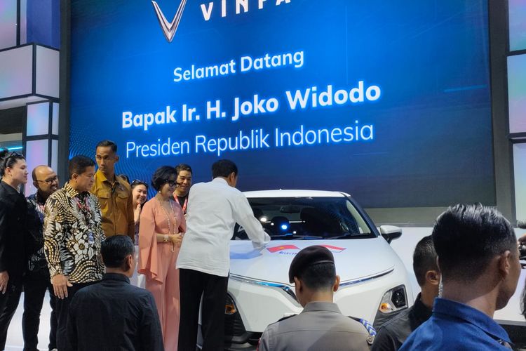 Presiden Joko Widodo (Jokowi) sematkan tandatangan ke Mobil Listrik VinFast
