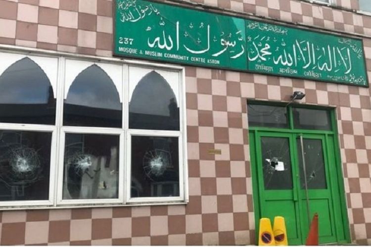 Beginilah kondisi salah satu masjid di kota Birmingham, Inggris yang menjadi korban penyerangan.