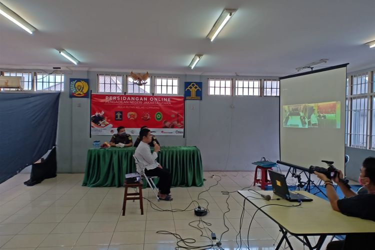 Kejaksaan Tinggi DKI Jakarta menggelar sidang menggunakan sarana video conference atau disebut elektronic court (E-Court) untuk menekan angka penyebaran virus Corona. 