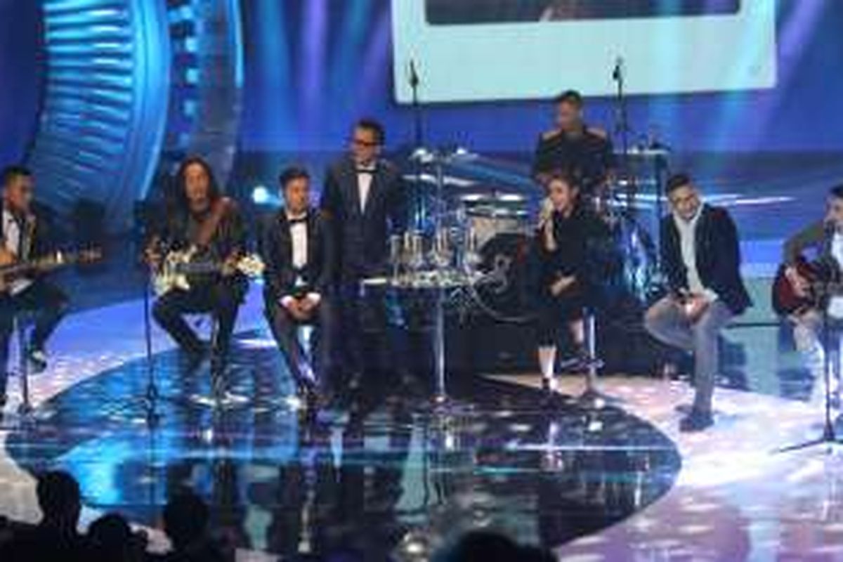 Pasha, Makki, Onci, Enda dan Roman saat tampil di SCTV Music Awards, Kamis (28/4/2016). 