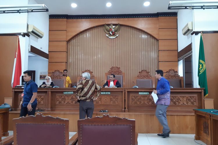 Hakim tunggal Krisnugroho menerima berkas kesimpulan permohonan praperadilan I Nyoman Dhamantra dan KPK di Pengadilan Negeri Jakarta Selatan, Jumat (8/11/2019).