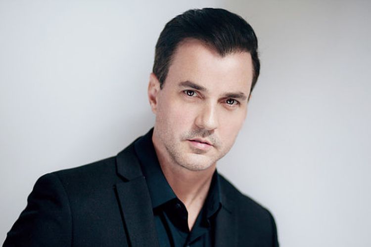 Tommy Page pelantun A Shoulder To Cry On.