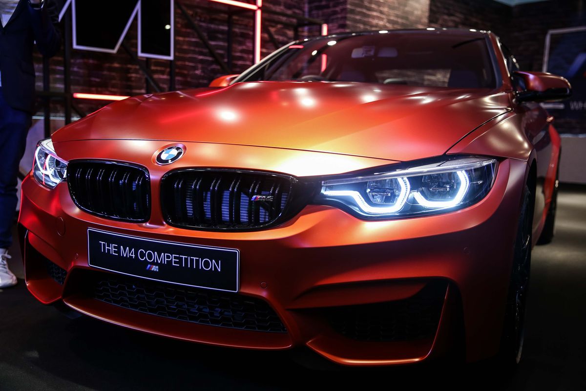 Mobil BMW M4 Competition terlihat saat diluncurkan di Jakarta, Selasa (12/11/2019). M4 Competition hanya 2 unit di Indonesia dengan warna Frozen Red dan Frozen black, dibuka dengan harga Rp 2,349 milyar Off-the road.