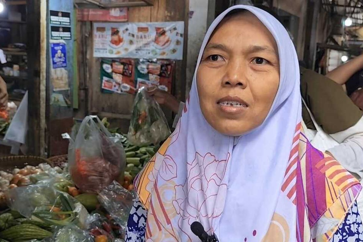 Neneng, pedagang lauk pauk yang mengganti dengan nasi kuning, menceritakan keluh kesahnya terhadap kenaikan harga cabai, saat ditemui Kompas.com di Pasar Kalitanjung, Rabu (8/1/2025) siang.