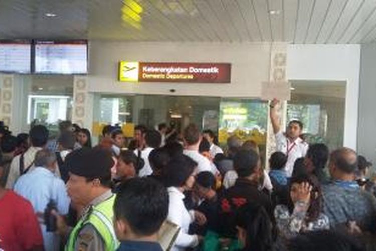 Aktivitas penerbangan di Bandara Ngurah Rai kembali dibuka, Sabtu (11/7/2015).