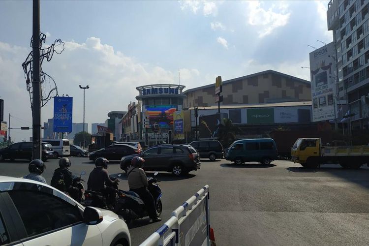 Arus lalu lintas di perempatan Jalan Jenderal Ahmad Yani, Bekasi.