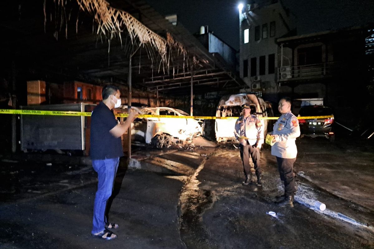 Polisi melakukan penyelidikan kebakaran garasi perusahaan di Desa Banjar Anyar, Kecamatan Kediri, Kabupaten Tabanan, Provinsi Bali.