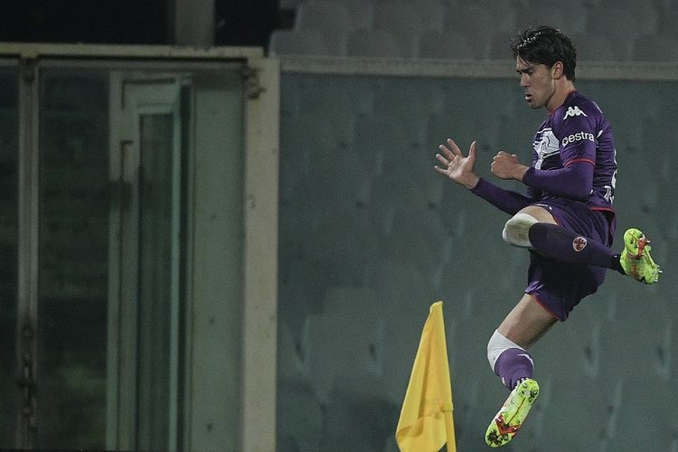 Penyerang Fiorentina Dusan Vlahovic merayakan gol ketiga timnya dalam pertandingan sepak bola Serie A Liga Italia antara Fiorentina vs Milan di Stadion Artemio Franchi di Florence, Italia, pada 20 November 2021.