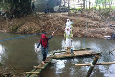 Cerita Risti Menghadapi UNBK: Tertatih Lewati Jembatan Darurat, hingga Hanya Menggunakan Sandal Jepit