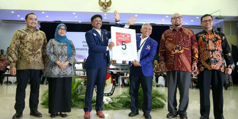 Sekretaris Jenderal Partai Nasdem Johnny G Plate (ketiga dari kiri) menunjukkan nomor urut 5 saat Pengambilan Nomor Urut Partai Politik untuk Pemilu 2019 di Gedung Komisi Pemilihan Umum (KPU), Minggu (18/2/2018). Empatbelas partai politik (parpol) nasional dan empat partai politik lokal Aceh lolos verifikasi faktual untuk mengikuti Pemilu 2019.