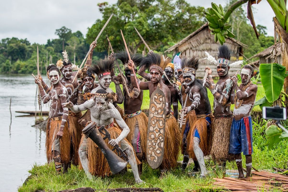 Suku Asmat di Papua DOK. Shutterstock/Gudkov Andrey