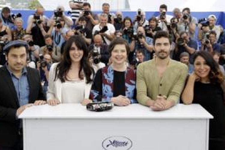 Para anggota juri, dari kiri ke kanan: Panos H. Koutras, Nadine Labaki, Isabella Rossellini, Tahar Rahim dan Haifaa Al-Mansour di Cannes, Perancis selatan, Kamis (14/5/2015). 