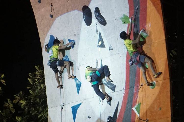 Kontingen Jawa Timur menyabet satu medali emas dan satu medali perak dalam hari pertama perebutan medali Kejurnas XVII Panjat Tebing 2018, Rabu (28/11/2018) di Solo Sport Climbing Center, Solo, Jateng.
