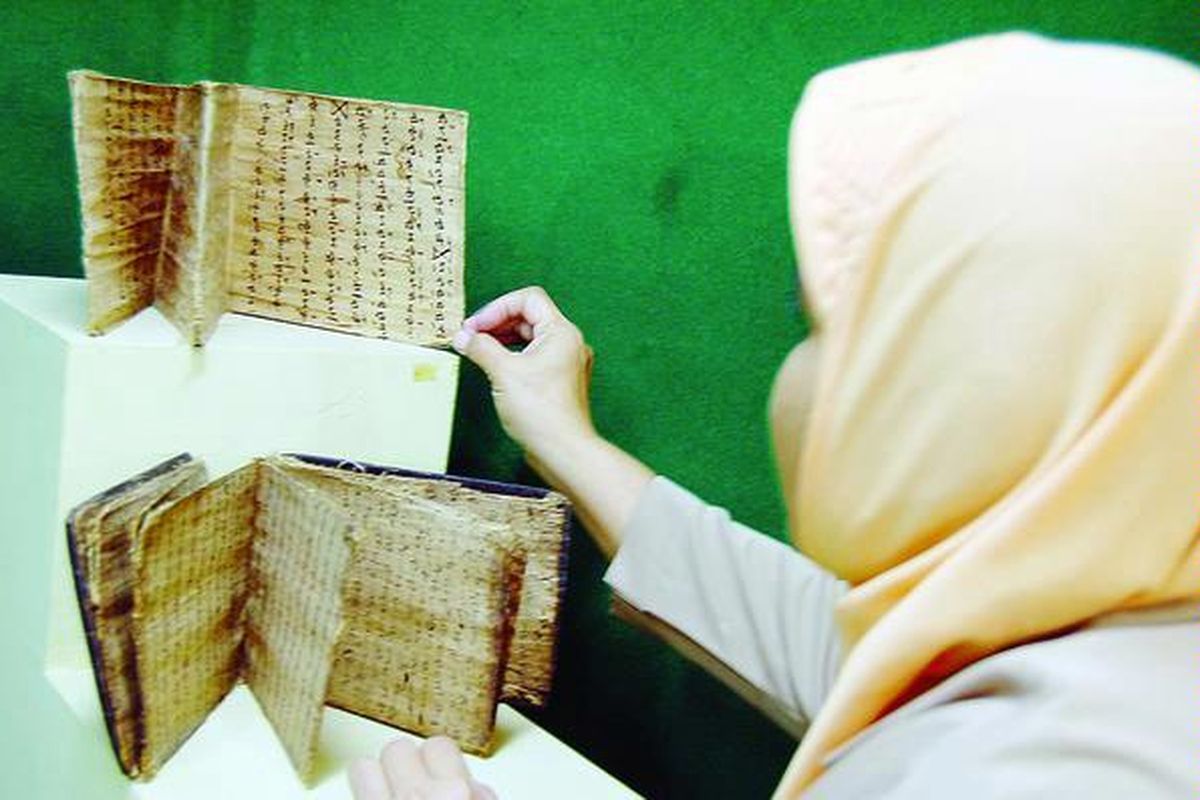 Petugas Museum Lampung di Bandar Lampung, Selasa (21/10), mencermati kondisi terkini naskah-naskah kuno yang dipajang di museum sambil mengecek data koleksi. Pengelola museum Lampung memperkirakan saat ini sekitar 400 naskah kuno tentang Lampung tersimpan di museum-museum luar negeri dan hanya 34 naskah kuno yang tersimpan di Museum Lampung.