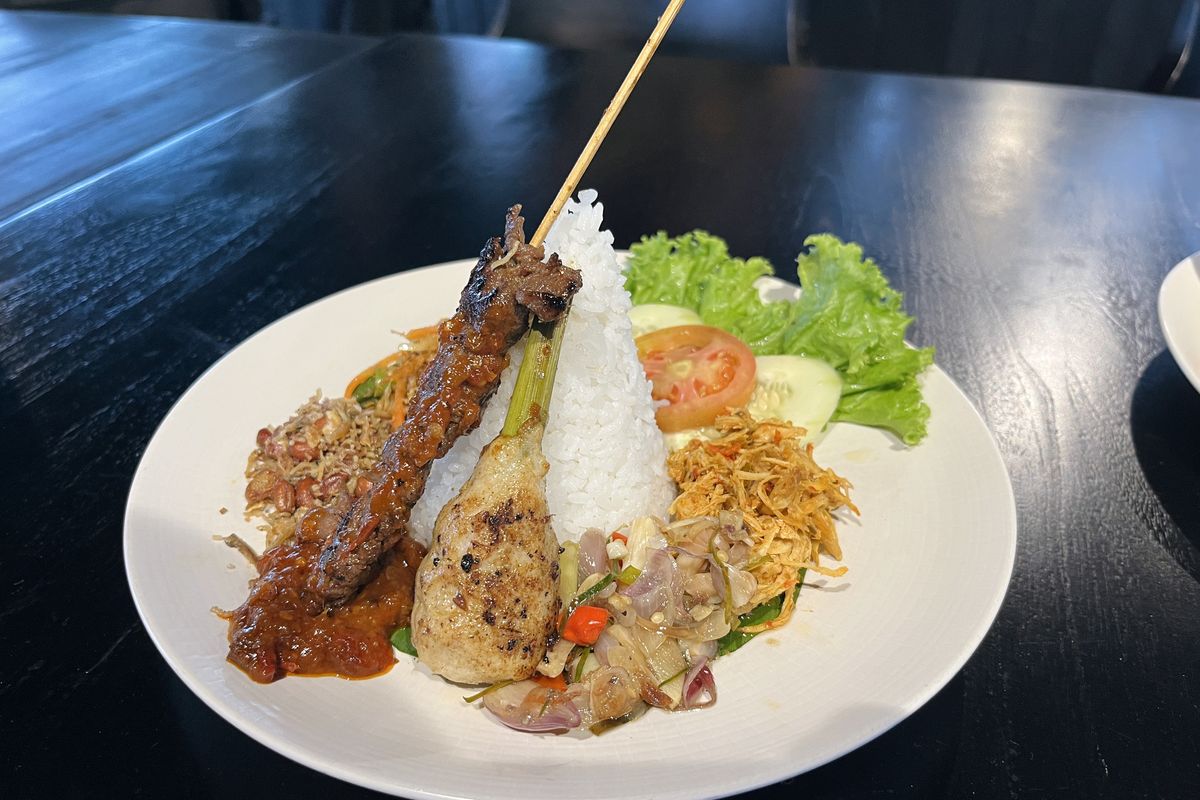 Hidangan Nasi Campur Bali, menu baru di The Upper Clift, Sentul, Kabupaten Bogor, Selasa (15/10/2024). 
