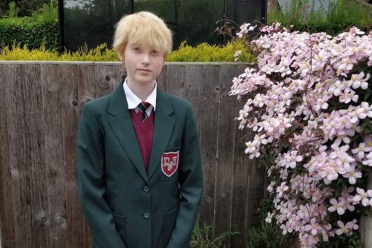 Nadia Sparkes (13) memakai seragam baru dari Reepham High School, Norwich, Inggris yang terbuat dari botol plastik daur ulang.