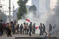 Sudah 3 Jam Massa Demo Pelajar Lempar Batu ke Arah Polisi di Slipi