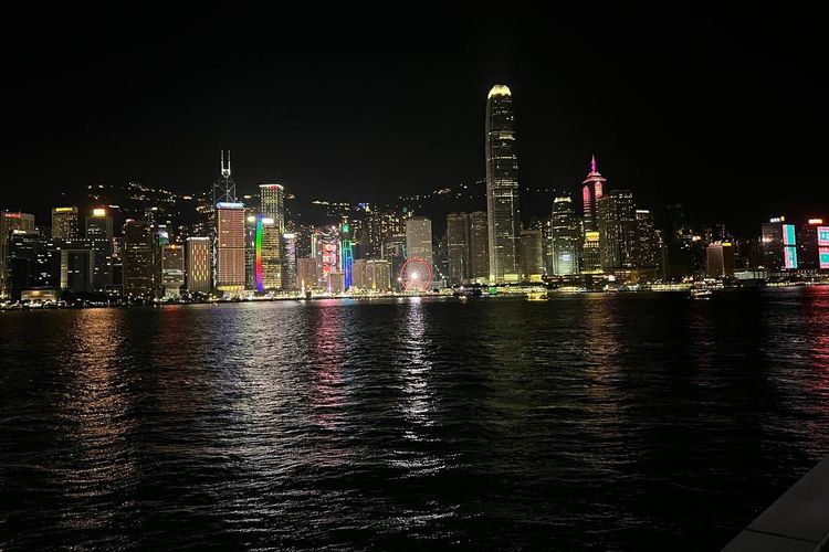 Bianglala Hong Kong Observation Wheel Dilihat dari Kowloon Public Pier.