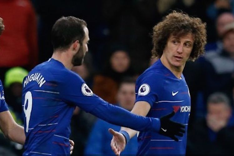 Gonzalo Higuain dan David Luiz merayakan gol pada laga Chelsea vs Huddersfield Town dalam lanjutan Liga Inggris di Stadion Stamford Bridge, 2 Februari 2019. 