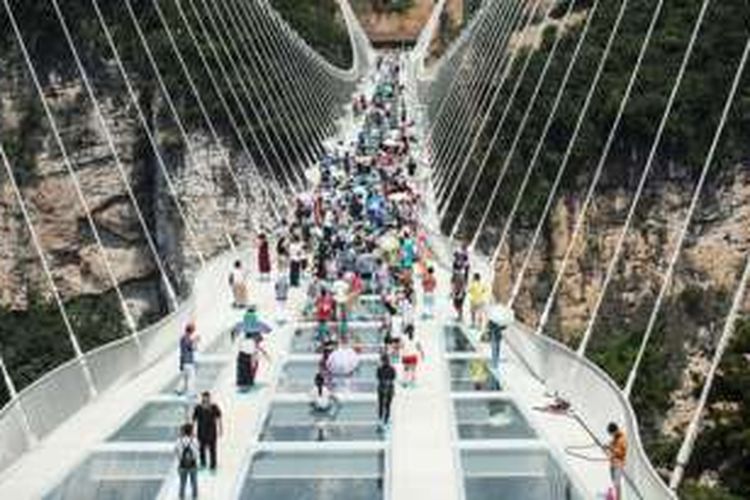 20 Agustus 2016, China meresmikan jembatan kaca tertinggi dan terpanjang di dunia.
