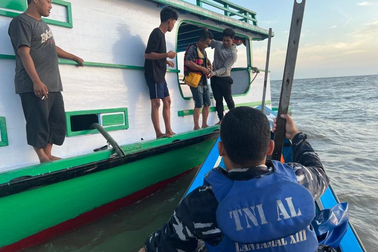 Evakuasi korban ABK KM Bungalia yang tenggelam di pulau Bunyu Kaltara oleh Tim SAR Gabungan. Lantamal XIII Tarakan mengerahkan 2 KRI untuk membantu pencarian 